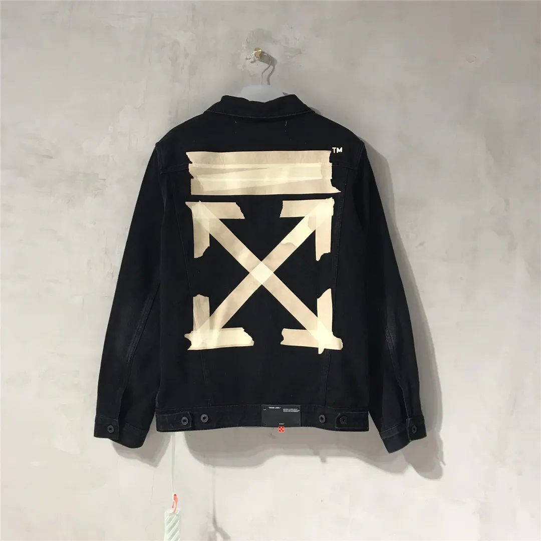 Top tested version OFF WHITE classic tape patch arrow OW men's and women's black denim jacket. The heat transfer process used for printing is not explained in detail. Everyone who has bought my tape series knows the quality. With anti-counterfeiting technology on the back, this is a truly over-the-top off-white yellow tape denim jacket with a distinctive signature and unique high street style! The stylized design is printed on a classic frame, and a layer of foundation-colored colloid with a graffiti effect is superimposed on the printing. It is visually very consistent with the theme, as if a layer of tape has been pasted, and the design is brilliant! Heavy black denim is more tough and retro, with heavy processing of the main elements and a micro-profile version that can be worn by both men and women! Street inkjet arrows, the arrow symbols on the signboard on the back are given different shapes due to different city restrictions. Surrounding the more street-style inkjet elements, the big arrow on the back and the frequent OFF circle graffiti in autumn and winter, the inkjet visual sense of street graffiti is everywhere! Full set of customized accessories Size chart